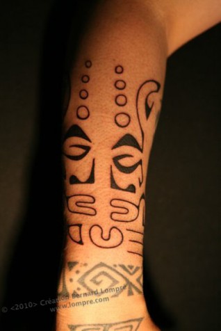 042.tattoo-paris-avant-bras-polynesien-tiki 